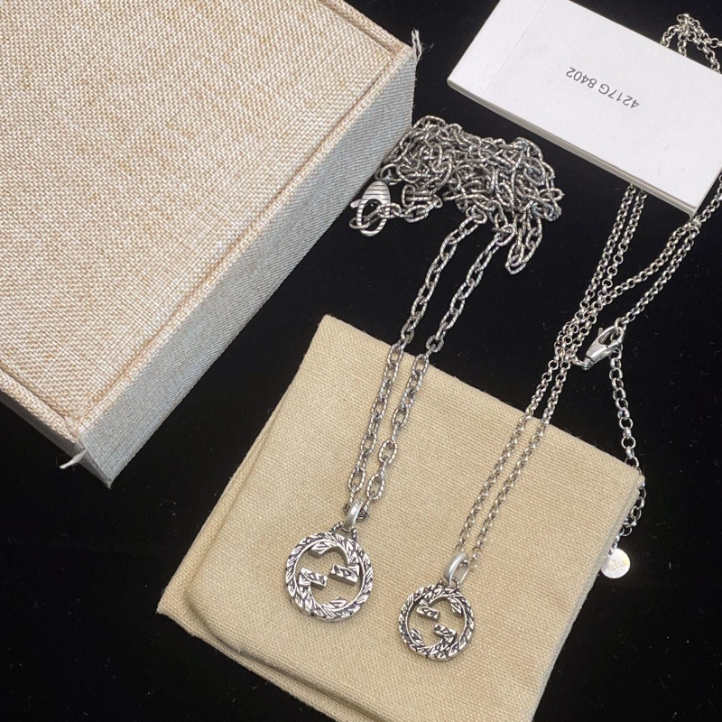 G*u*i necklaces